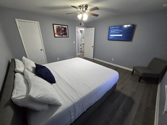2 King Beds Near Airport - The Silver Hideaway